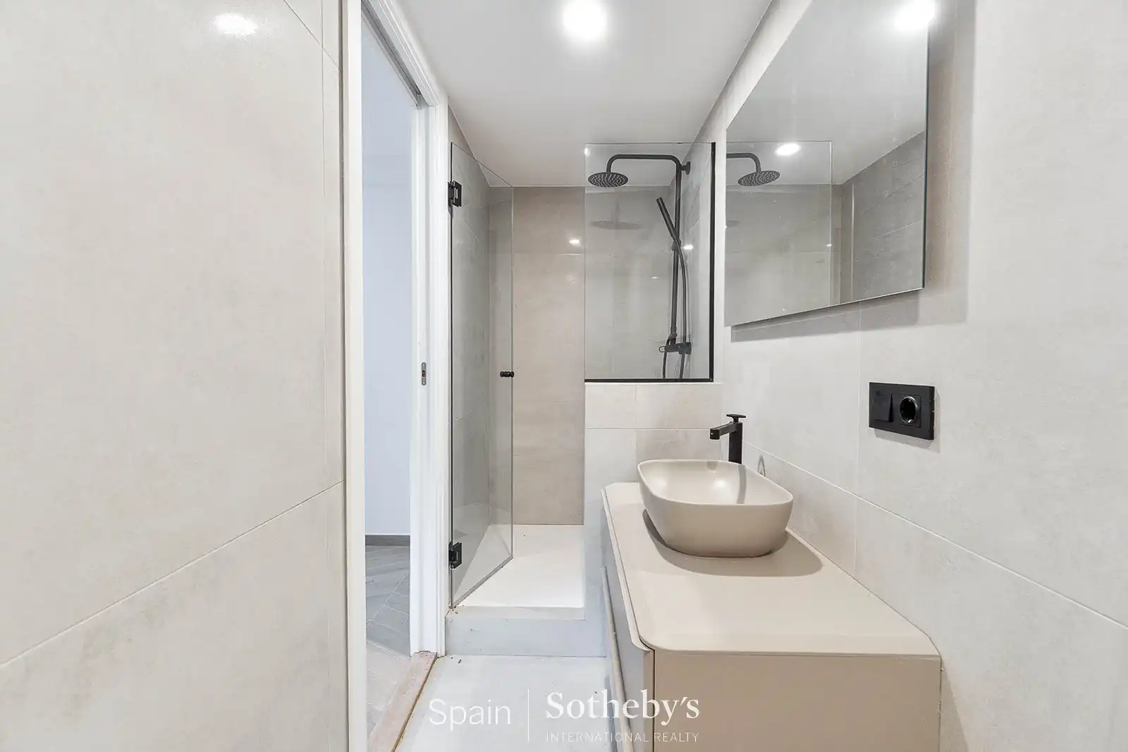 Bany de Casa o xalet en venda en Navata amb Aire condicionat, Jardí privat i Terrassa