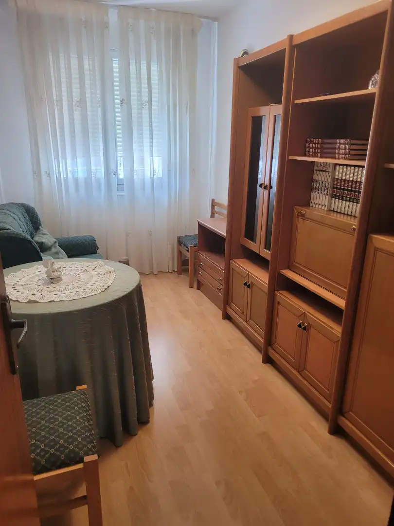 Dormitori de Pis en venda en Soria Capital  amb Calefacció, Parquet i Moblat