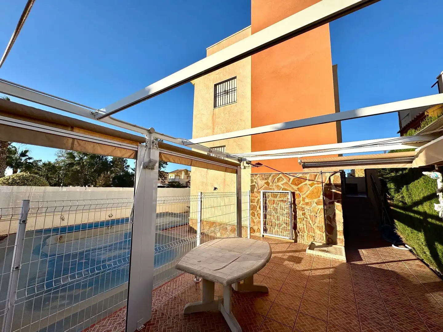 Schwimmbecken von Haus oder Chalet zur Miete in Guardamar del Segura mit Klimaanlage, Privatgarten und Terrasse