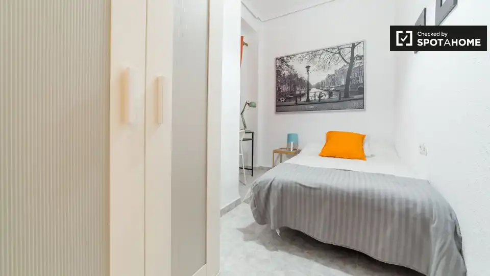 Schlafzimmer von Wohnung zur untervermieten in Valencia mit Klimaanlage, Heizung und Möbliert