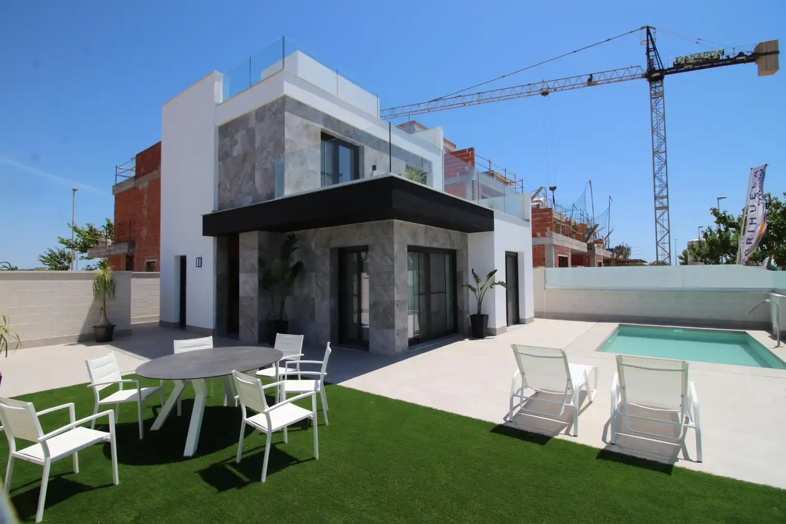 Vista exterior de Casa adosada en venta en Pilar de la Horadada con Jardín privado, Piscina y Amueblado