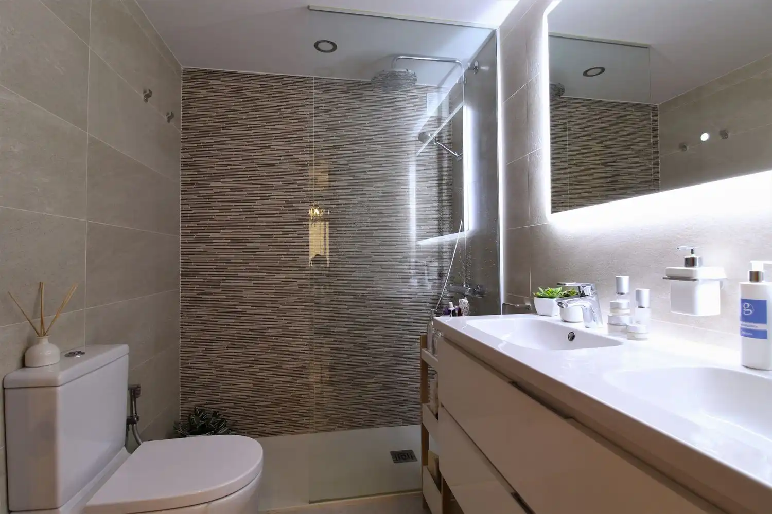 Badezimmer von Wohnung zum Verkauf in Girona mit Klimaanlage, Abstellraum und Balkon