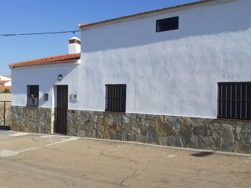 Vista exterior de Planta baixa en venda en Zorita amb Jardí privat i Moblat