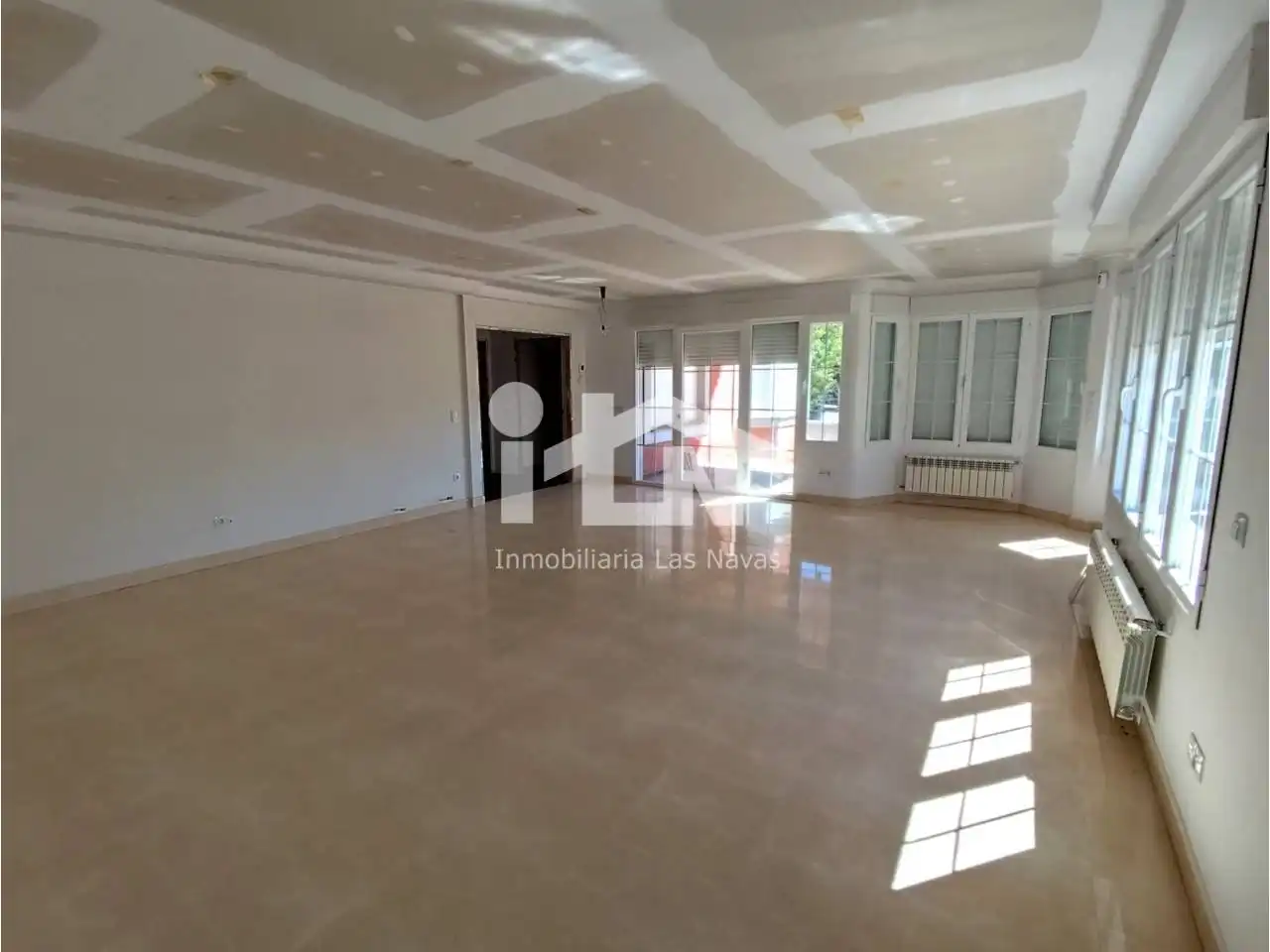 Sala d'estar de Casa o xalet en venda en Las Navas del Marqués  amb Calefacció, Jardí privat i Terrassa