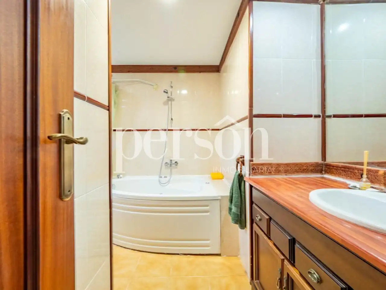 Bany de Casa o xalet en venda en Paterna amb Aire condicionat, Terrassa i Moblat