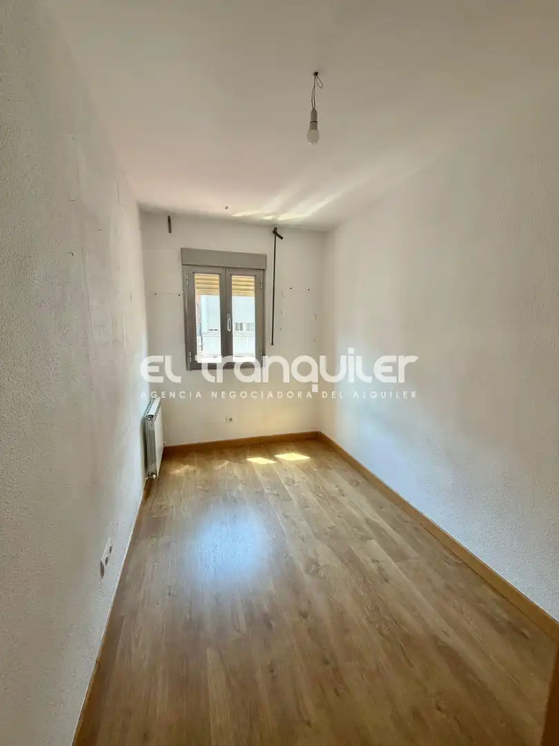 Bedroom of Flat for rent in Madrid  with Washing machine