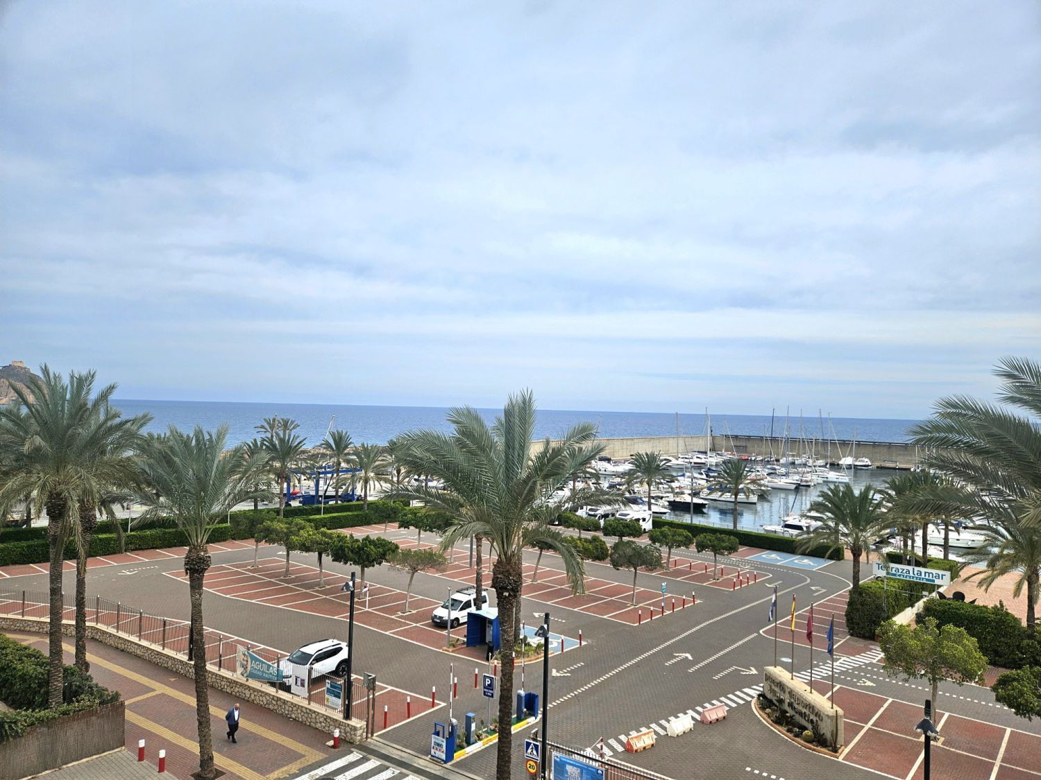 Vista exterior de Apartament de lloguer en Águilas amb Terrassa i Piscina comunitària