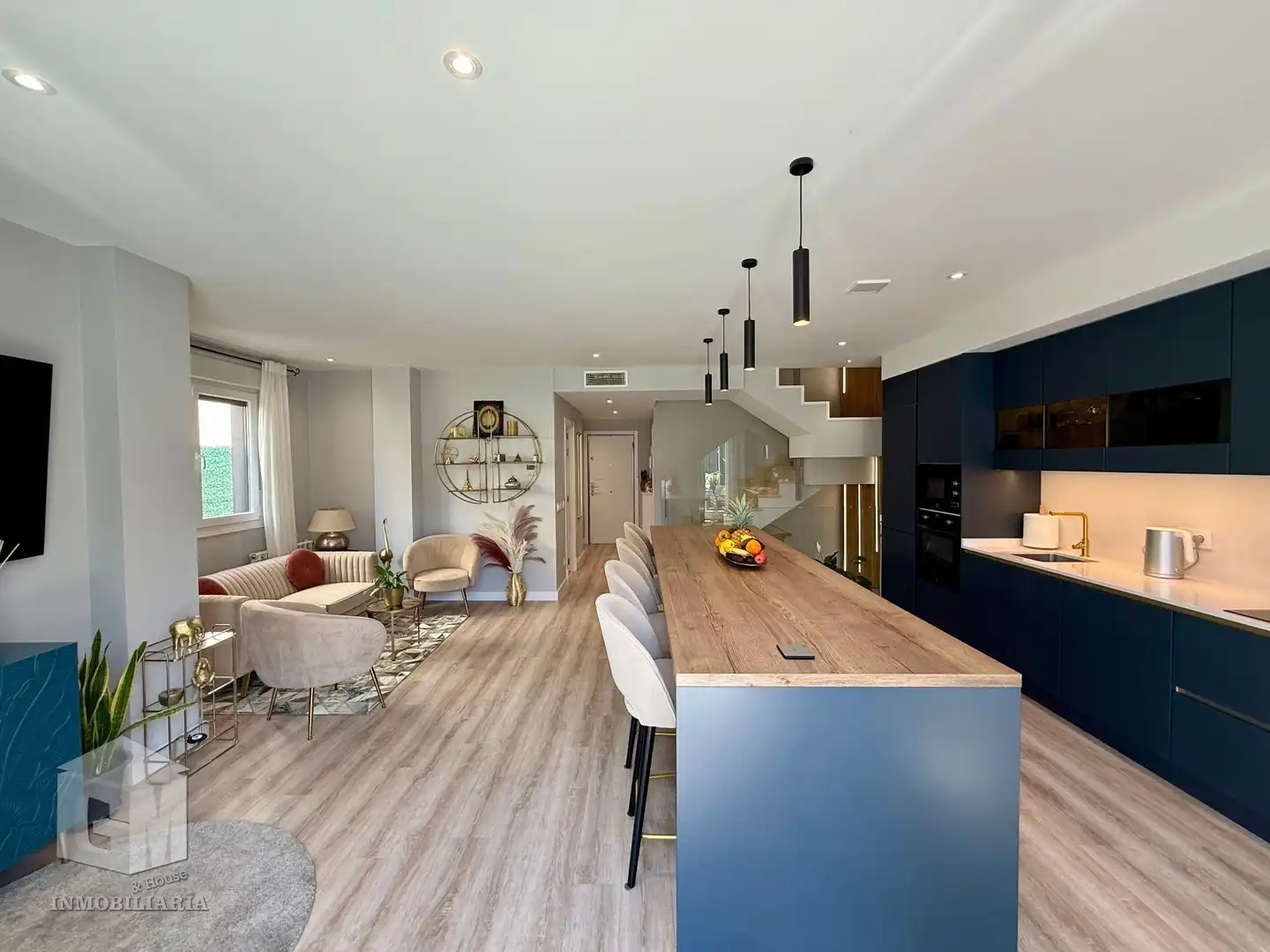 Wohnzimmer von Einfamilien-Reihenhaus zum Verkauf in Arroyomolinos (Madrid) mit Klimaanlage, Heizung und Privatgarten