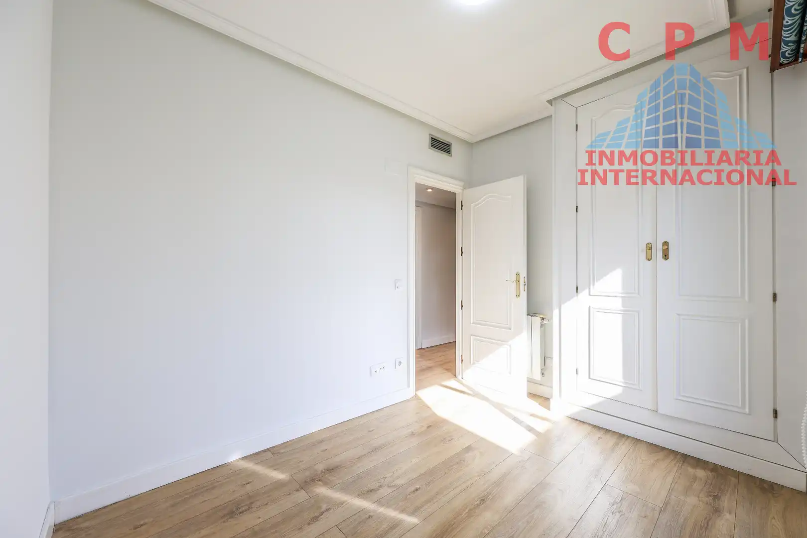 Schlafzimmer von Dachboden zur Miete in Madrid mit Klimaanlage, Heizung und Parkett