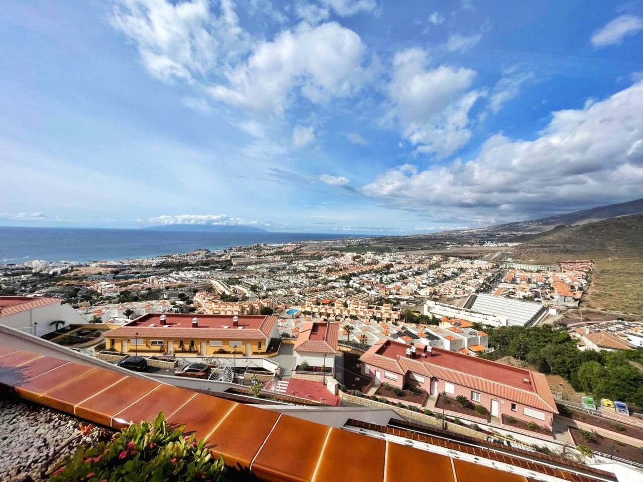 Vista exterior de Apartament en venda en Adeje amb Terrassa, Moblat i Piscina comunitària