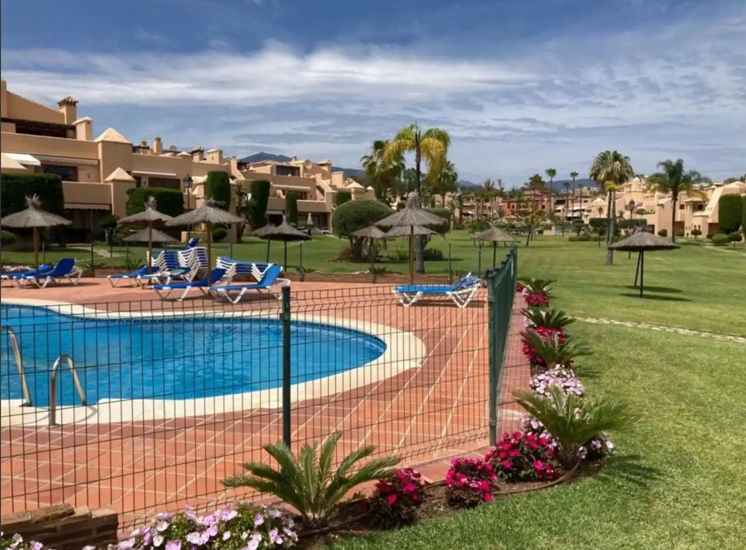 Apartment with pool for sale in Urbanizacion Cartuja del Golf 12