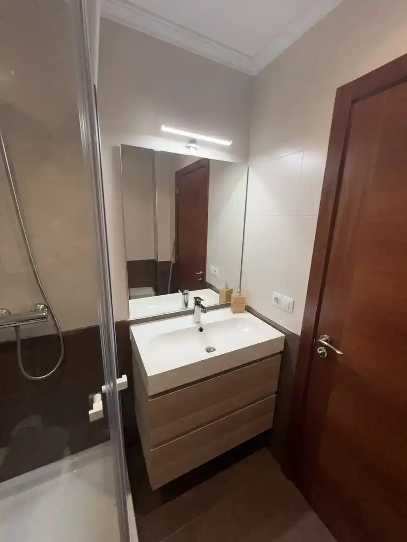 Baño de Apartamento en venta en Redondela con Parquet y Amueblado