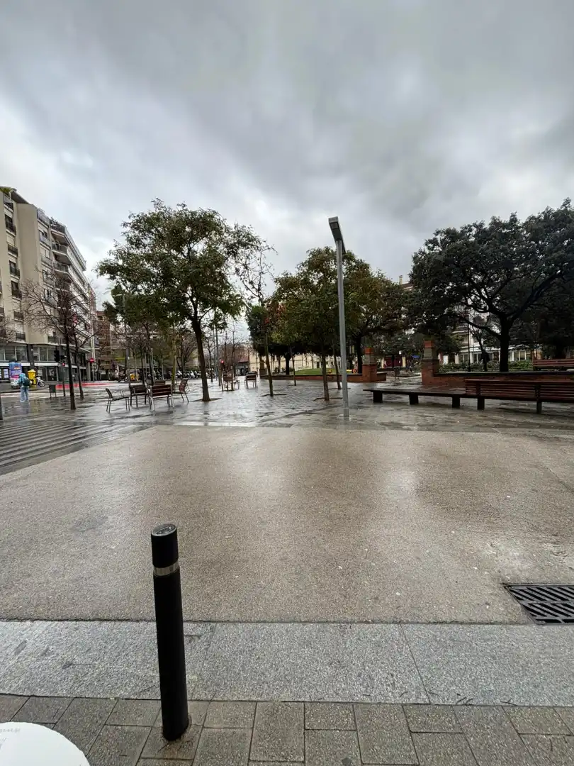 Vista exterior de Local de alquiler en Cornellà de Llobregat con Parquet