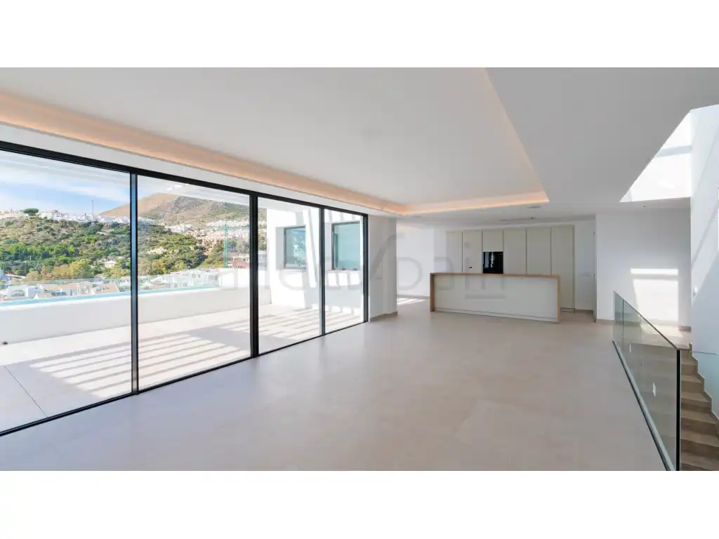Vista exterior de Casa o xalet en venda en Benalmádena amb Aire condicionat, Piscina i Piscina comunitària