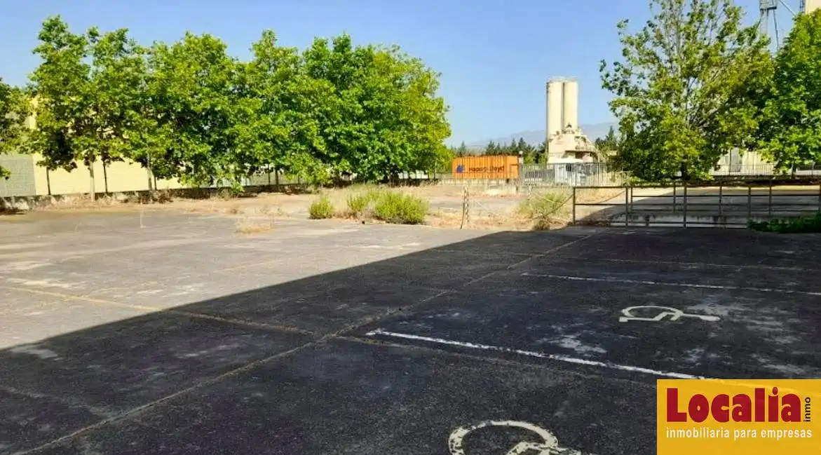 Parkplatz von Fabrikhallen zum Verkauf in Lanciego / Lantziego