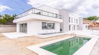 Vista exterior de Casa adosada en venda en Torrelodones amb Piscina