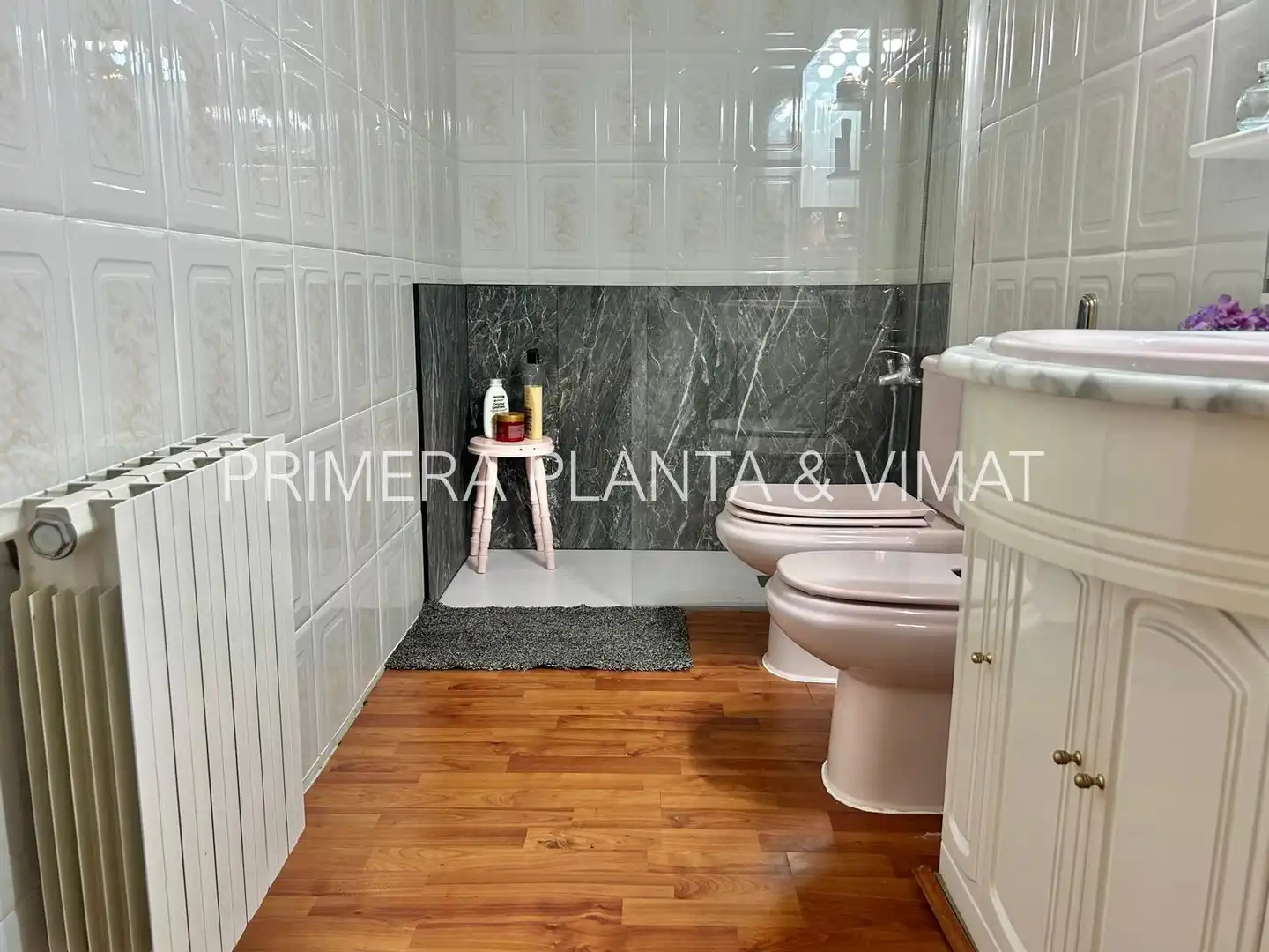 Badezimmer von Wohnung zum Verkauf in Mataró mit Heizung und Balkon