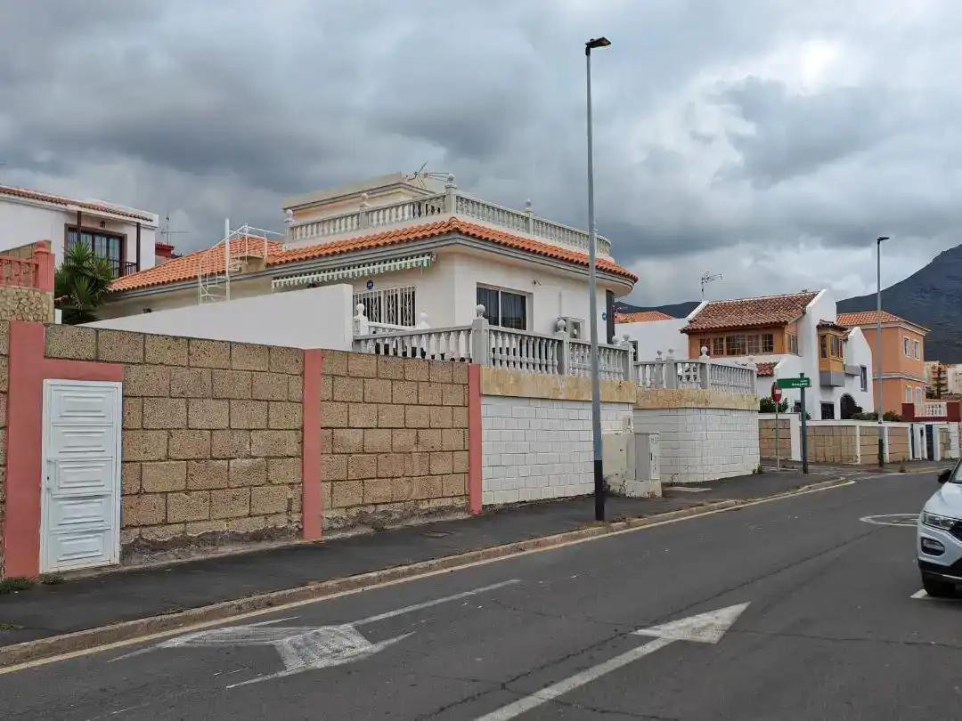 Vista exterior de Casa o xalet de lloguer en Adeje amb Aire condicionat i Balcó