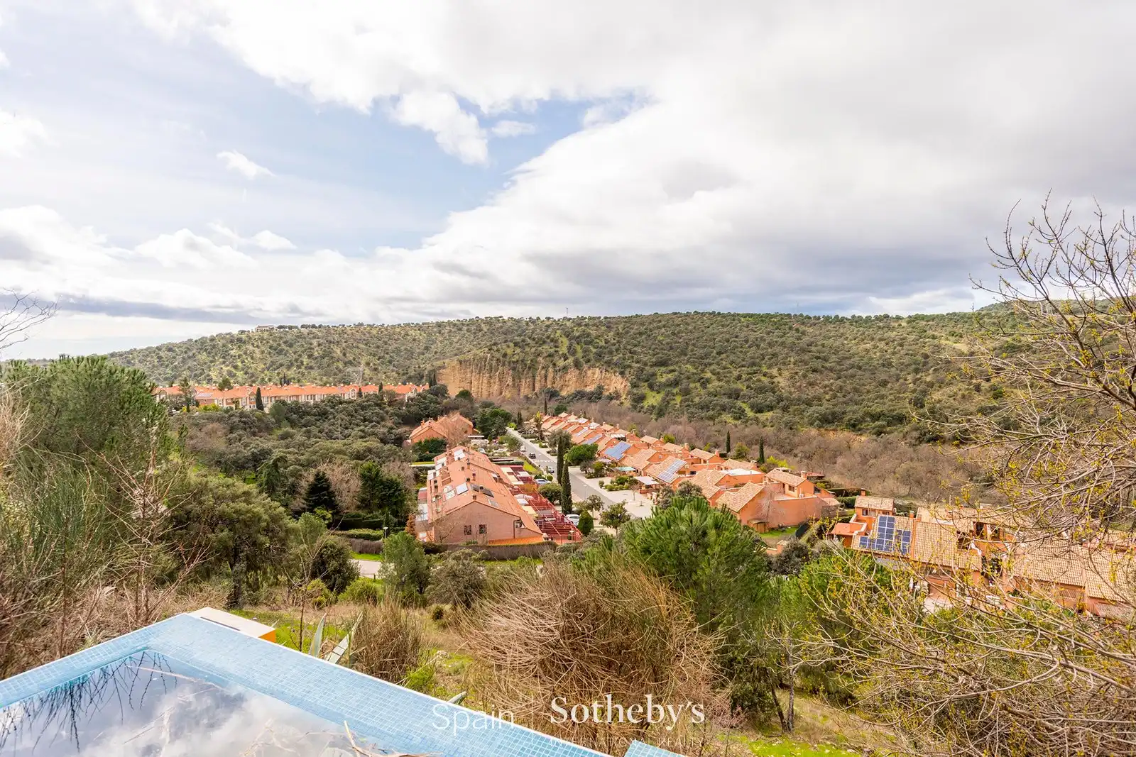 Vista exterior de Casa o xalet en venda en Las Rozas de Madrid amb Aire condicionat, Calefacció i Jardí privat