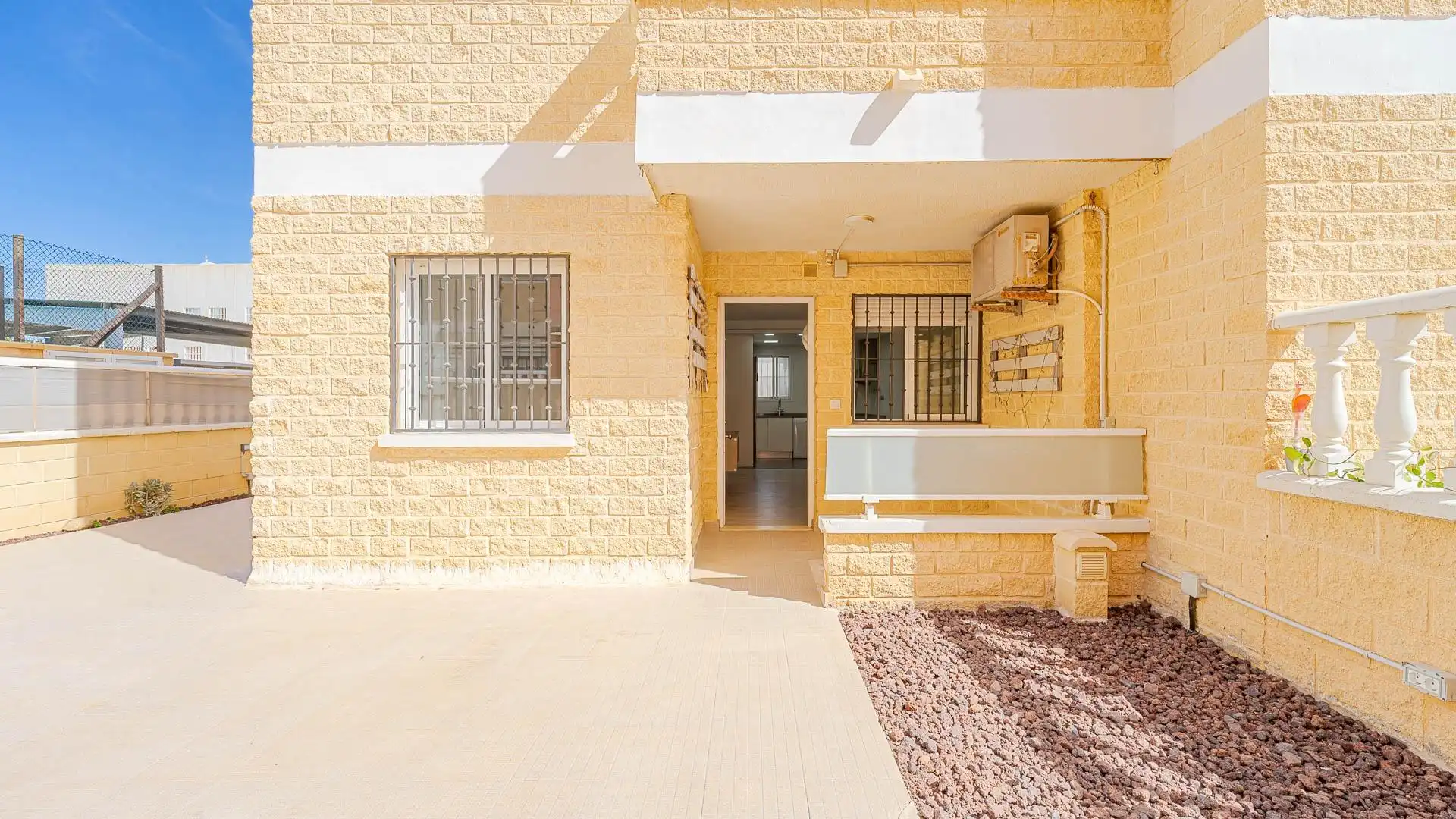 Vista exterior de Planta baja en venta en Torrevieja con Jardín privado, Terraza y Trastero