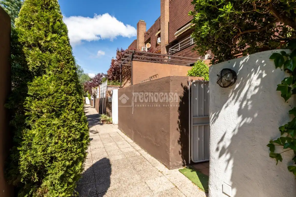 Vista exterior de Casa adosada en venta en Las Rozas de Madrid con Aire acondicionado, Calefacción y Terraza