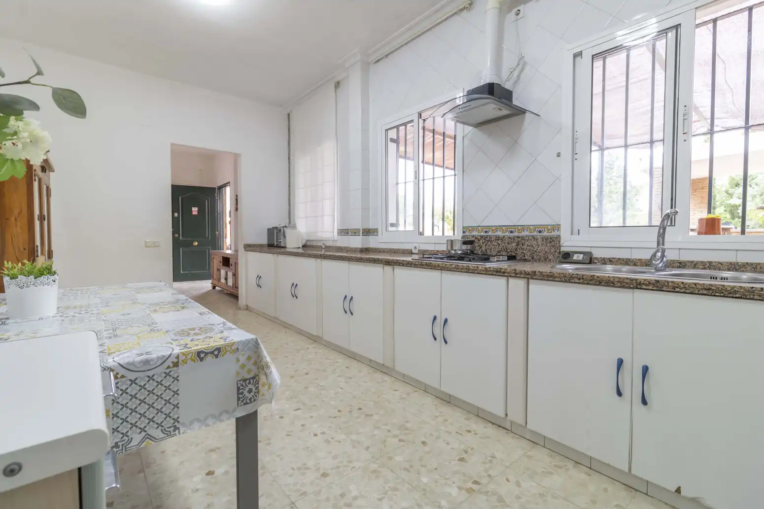 Kitchen of Houses for sale in Carmona  with Air Conditioner, Private garden and Swimming Pool