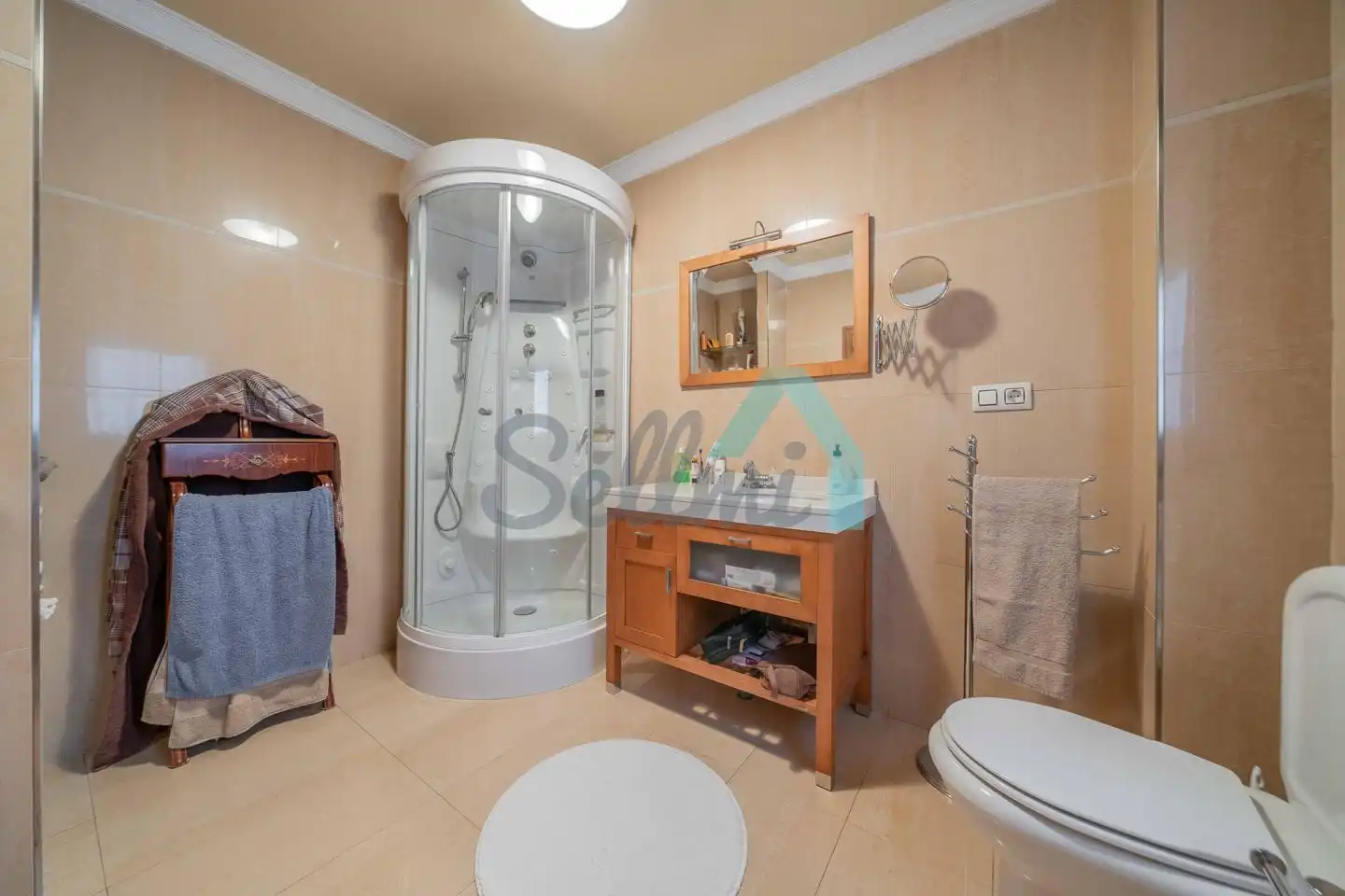 Bany de Casa o xalet en venda en Oviedo  amb Calefacció, Jardí privat i Parquet