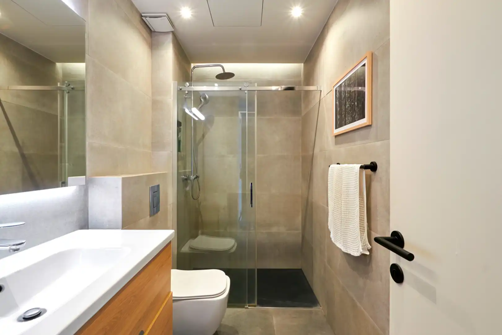 Badezimmer von Wohnung zum Verkauf in Barcelona mit Klimaanlage, Heizung und Parkett