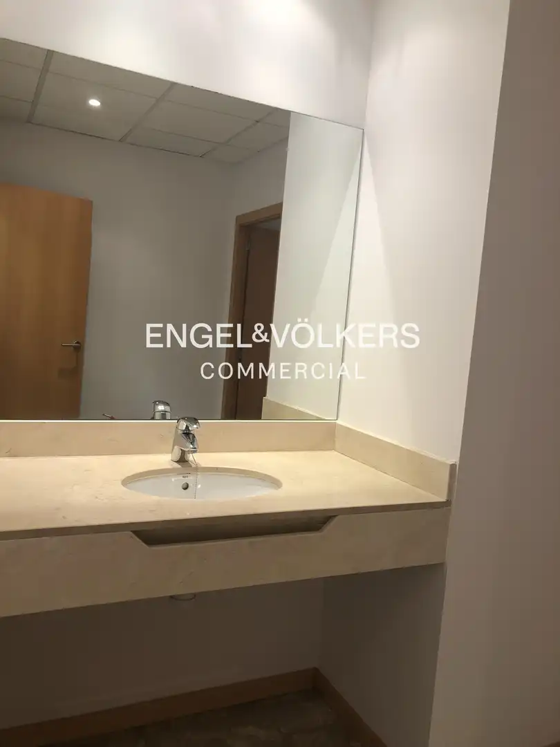 Badezimmer von Büro zur Miete in Barcelona mit Klimaanlage und Terrasse