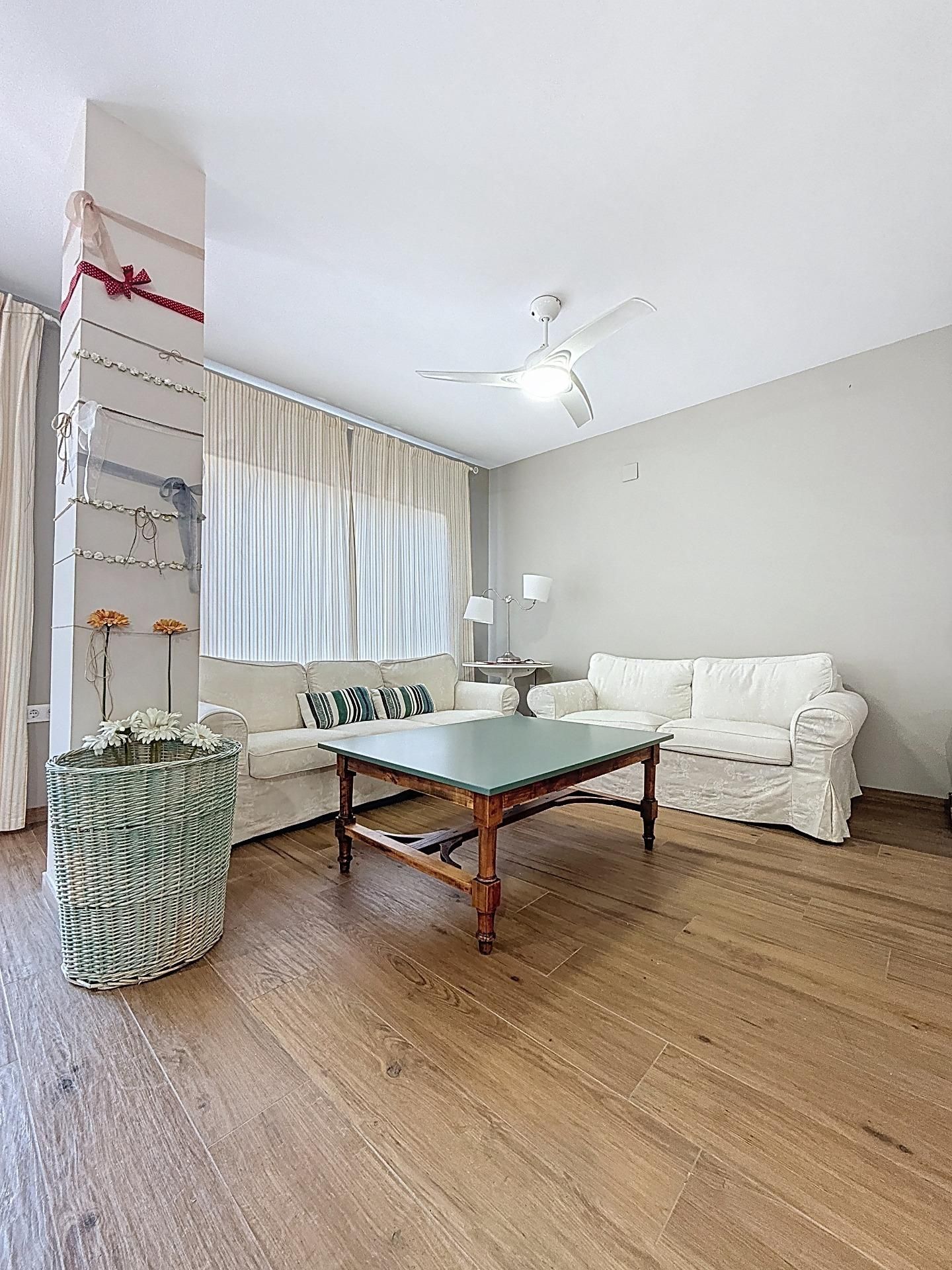 Sala d'estar de Casa adosada en venda en La Zubia amb Aire condicionat i Jardí privat