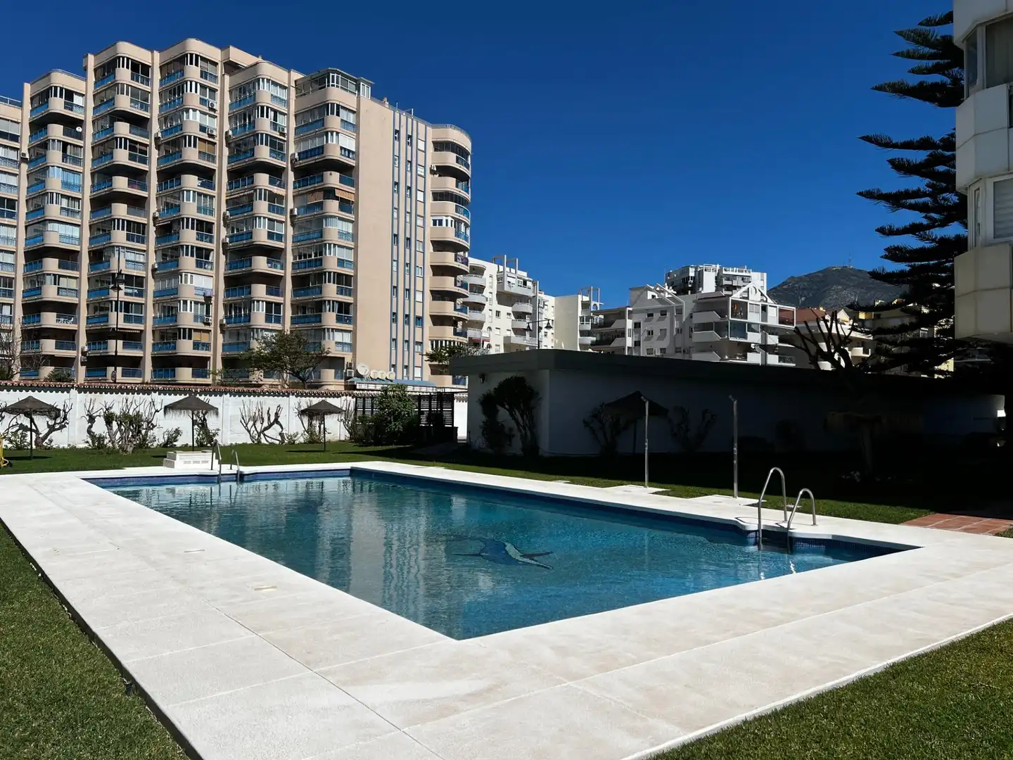 Piscina de Apartament en venda en Fuengirola amb Aire condicionat, Terrassa i Piscina comunitària