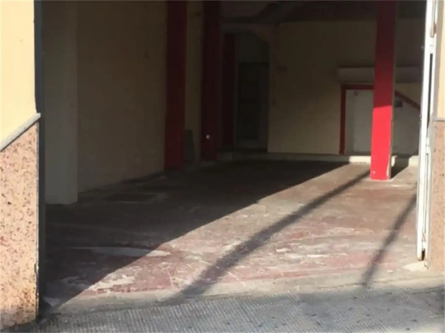 Parkplatz von Fabrikhallen zum Verkauf in Mijas