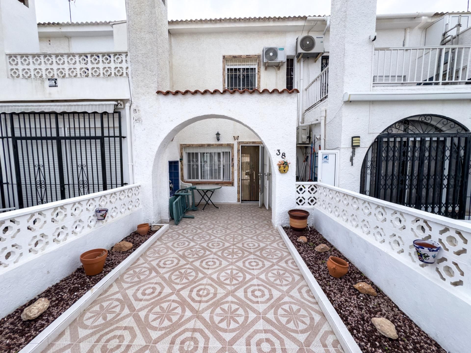 Vista exterior de Casa adosada en venta en Torrevieja con Aire acondicionado, Terraza y Piscina comunitaria