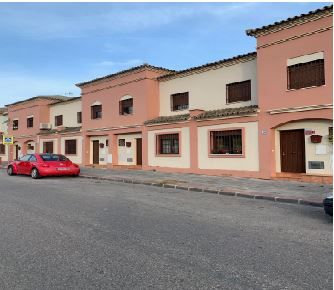 Vista exterior de Casa adosada en venda en Utrera