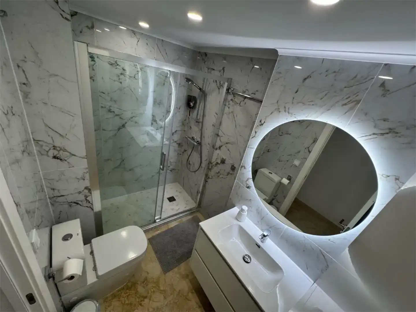 Bathroom of Flat for sale in Paterna  with Air Conditioner, Swimming Pool and Balcony