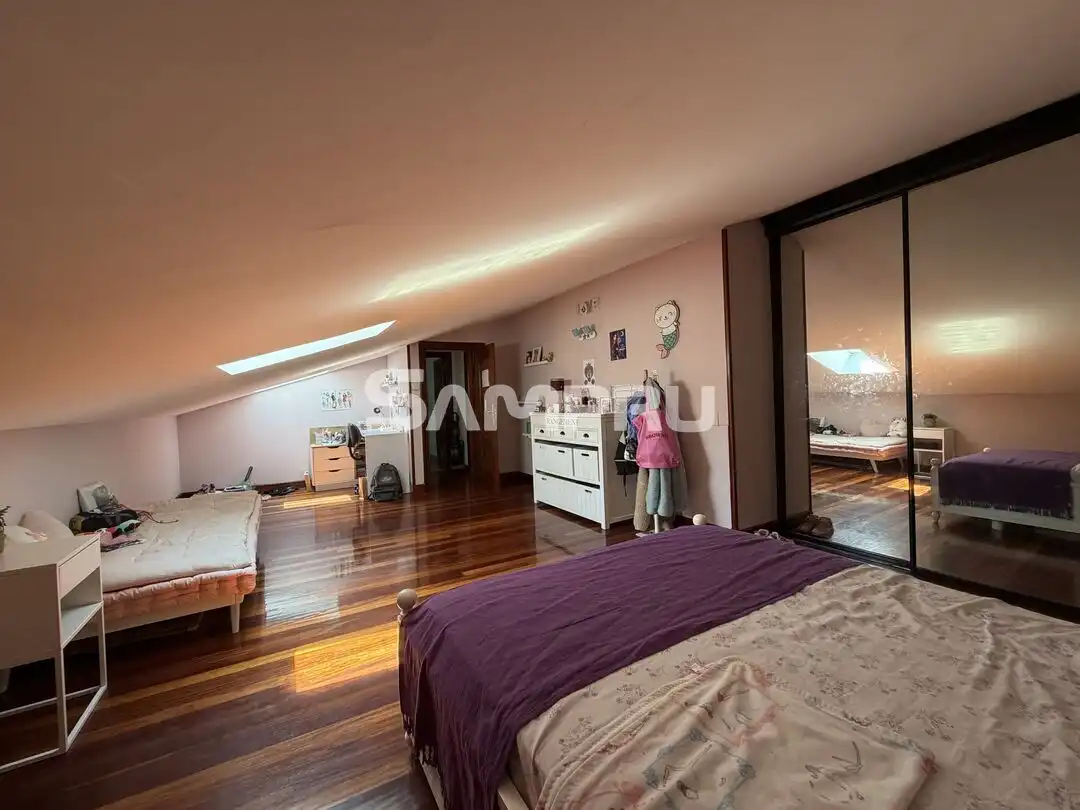 Schlafzimmer von Dachboden zum Verkauf in Arrasate / Mondragón mit Heizung und Balkon