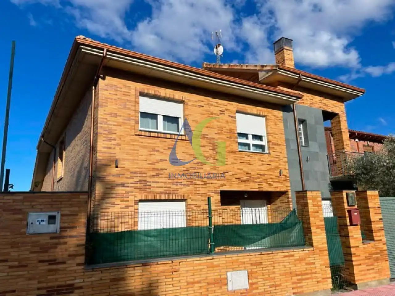 Vista exterior de Casa o xalet en venda en Sariegos amb Calefacció, Jardí privat i Parquet