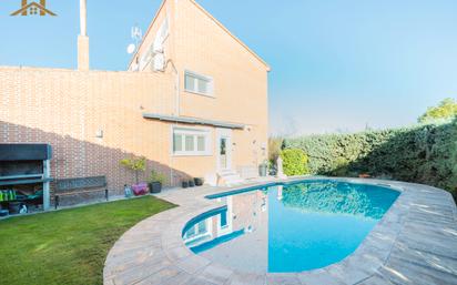 Swimming pool of House or chalet for sale in Boadilla del Monte  with Air Conditioner, Heating and Private garden