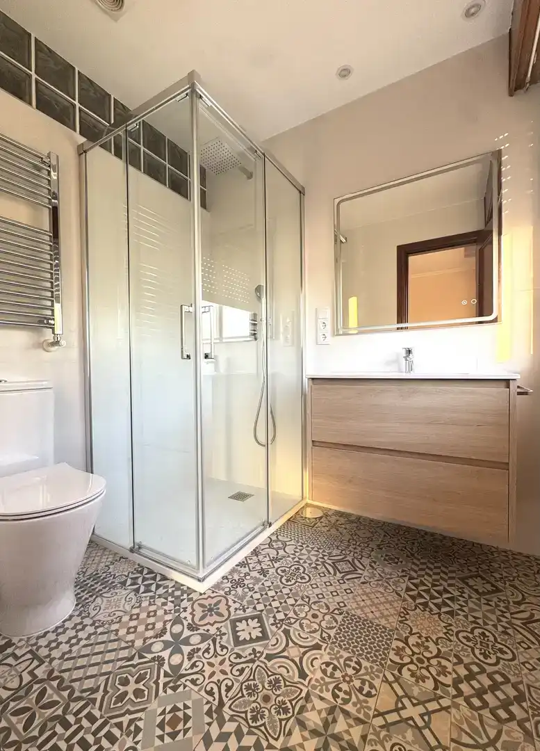 Badezimmer von Wohnung zum Verkauf in Teo mit Klimaanlage, Schwimmbad und Balkon