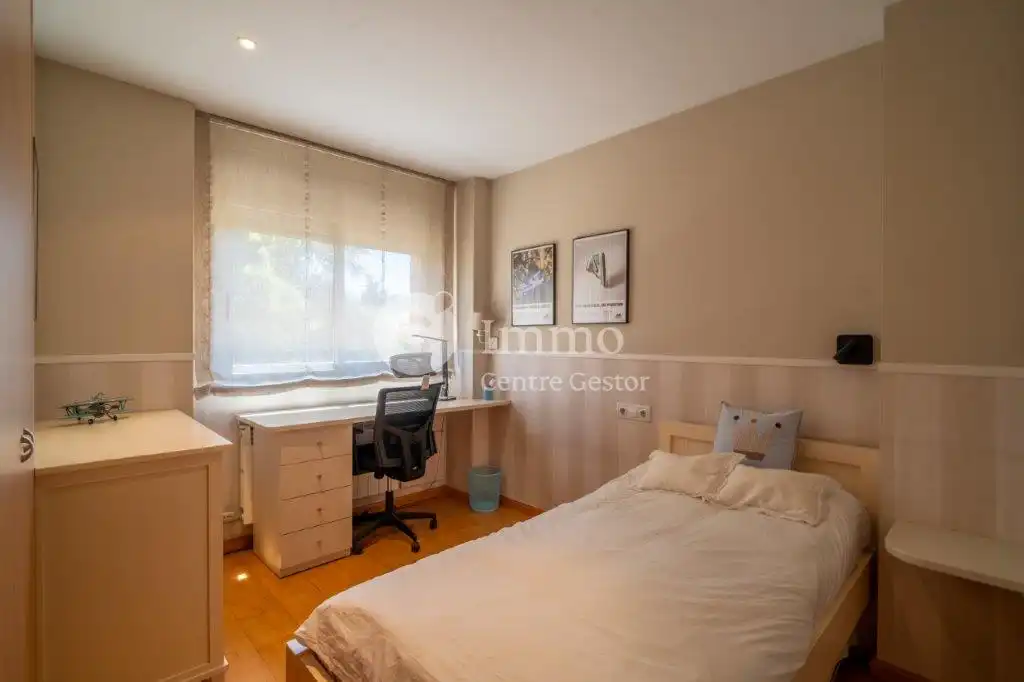 Schlafzimmer von Einfamilien-Reihenhaus zum Verkauf in Lleida mit Klimaanlage, Heizung und Privatgarten