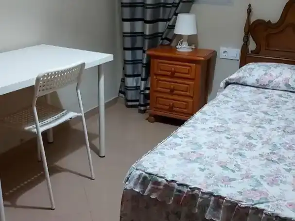 Habitación de Planta baja para compartir en El Retiro - Parque Atlántico - Ronda este