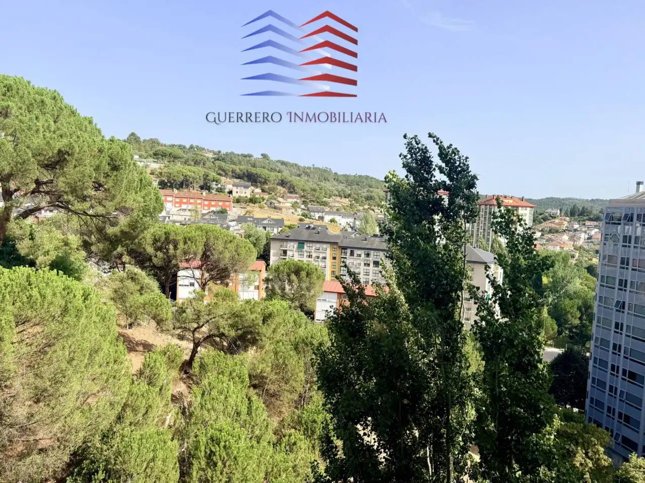 Vista exterior de Apartament en venda en Ourense Capital  amb Calefacció, Parquet i Traster