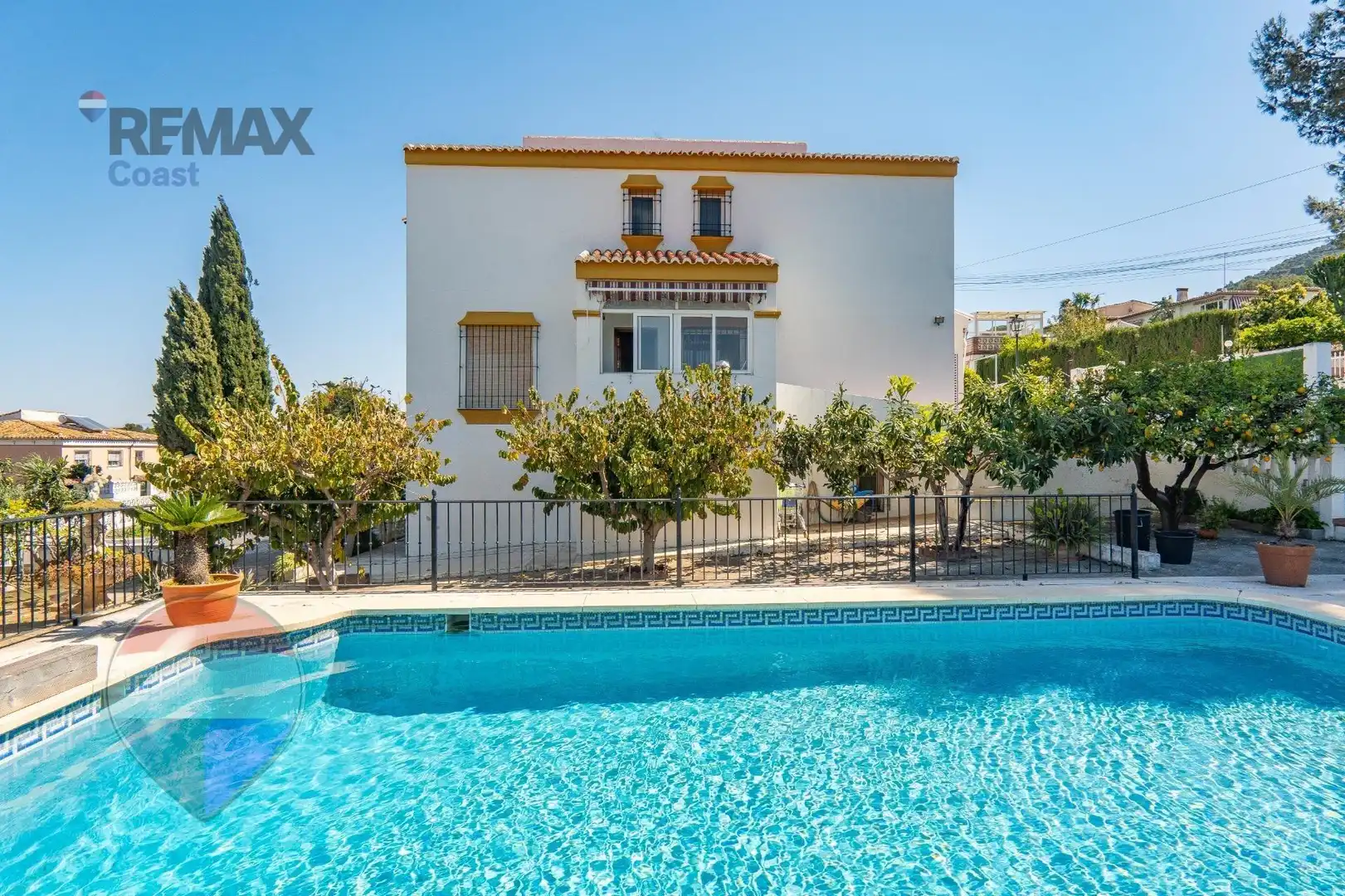 Vista exterior de Casa o xalet en venda en Alhaurín de la Torre amb Piscina comunitària