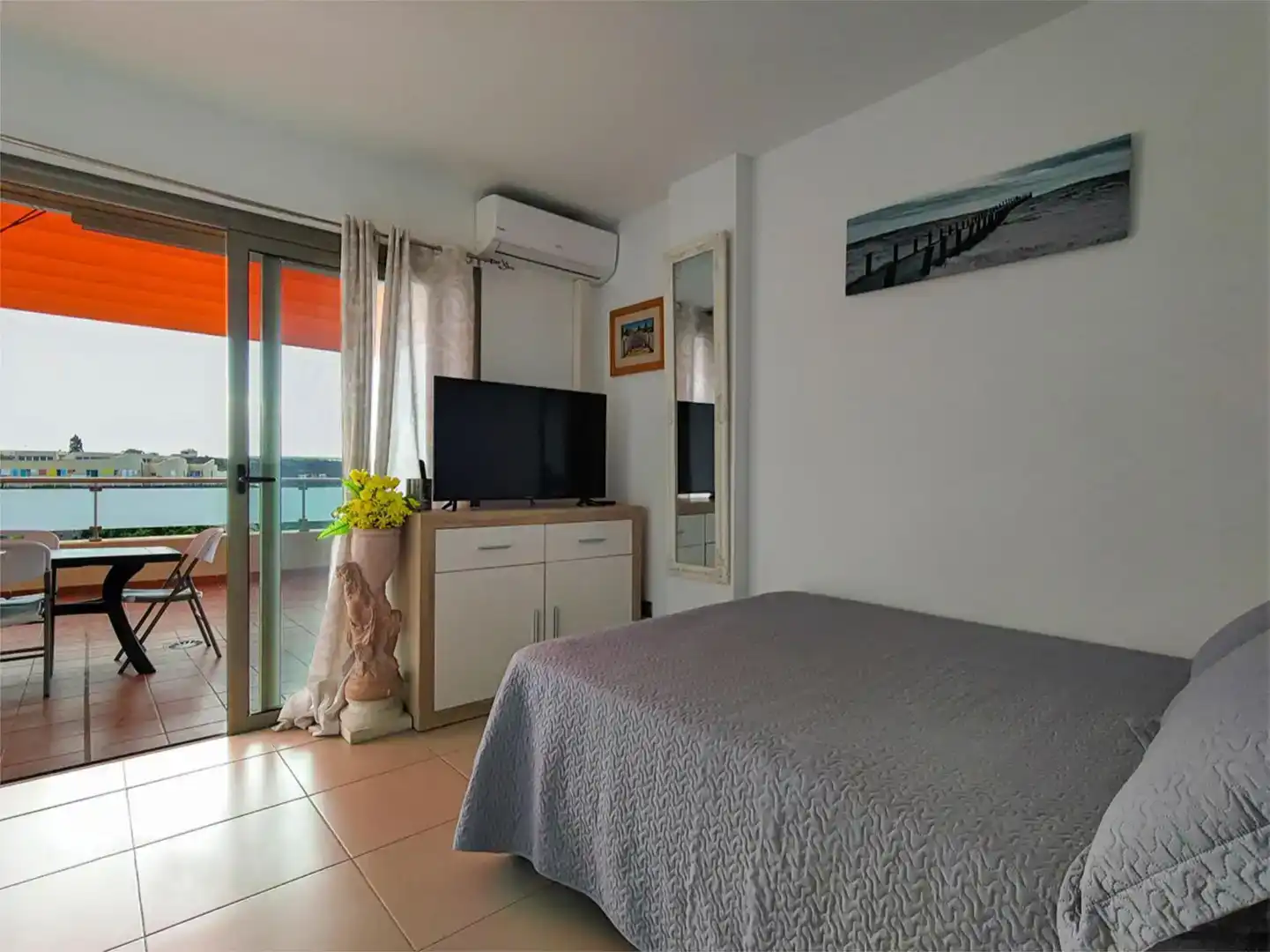 Schlafzimmer von Dachboden zum Verkauf in Guía de Isora mit Klimaanlage und Balkon