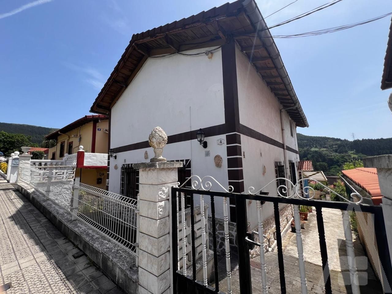 Vista exterior de Casa o xalet en venda en Etxebarri amb Calefacció, Jardí privat i Terrassa