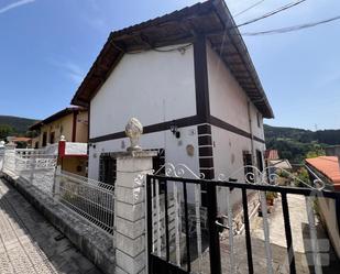 Vista exterior de Casa o xalet en venda en Etxebarri amb Calefacció, Jardí privat i Terrassa