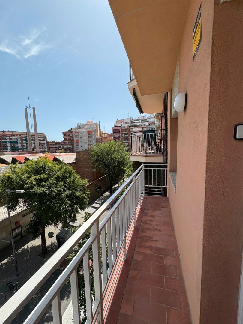 Exterior view of Flat for sale in  Barcelona Capital  with Air Conditioner, Heating and Oven