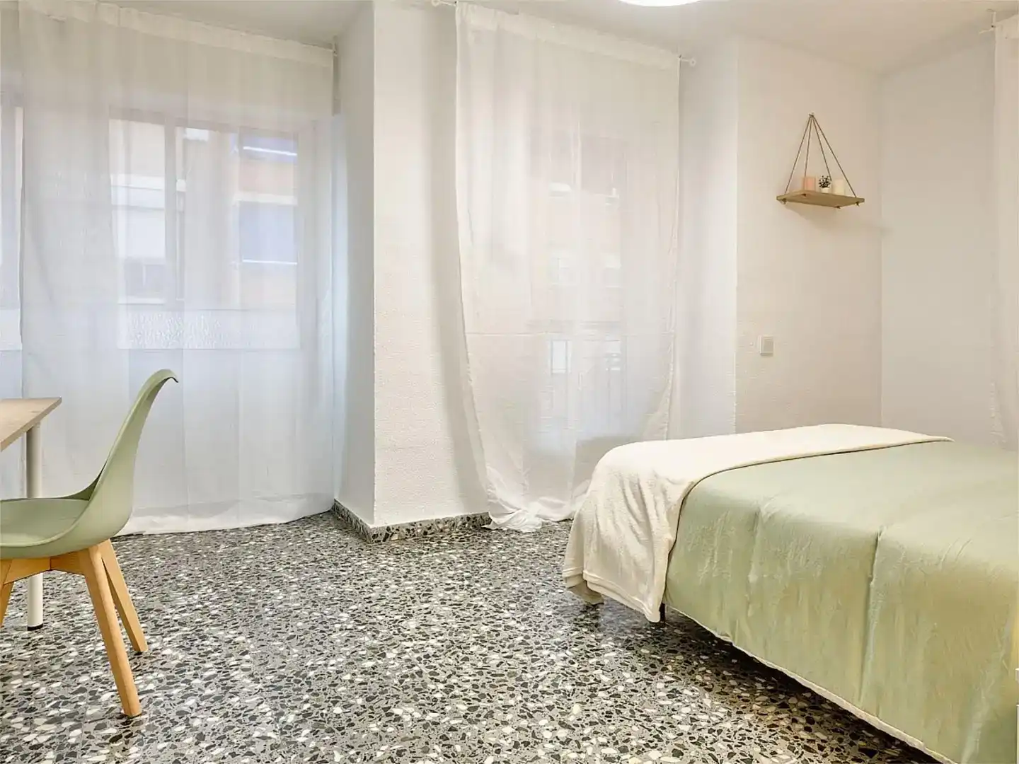 Bedroom of Flat for share in Casco Urbano