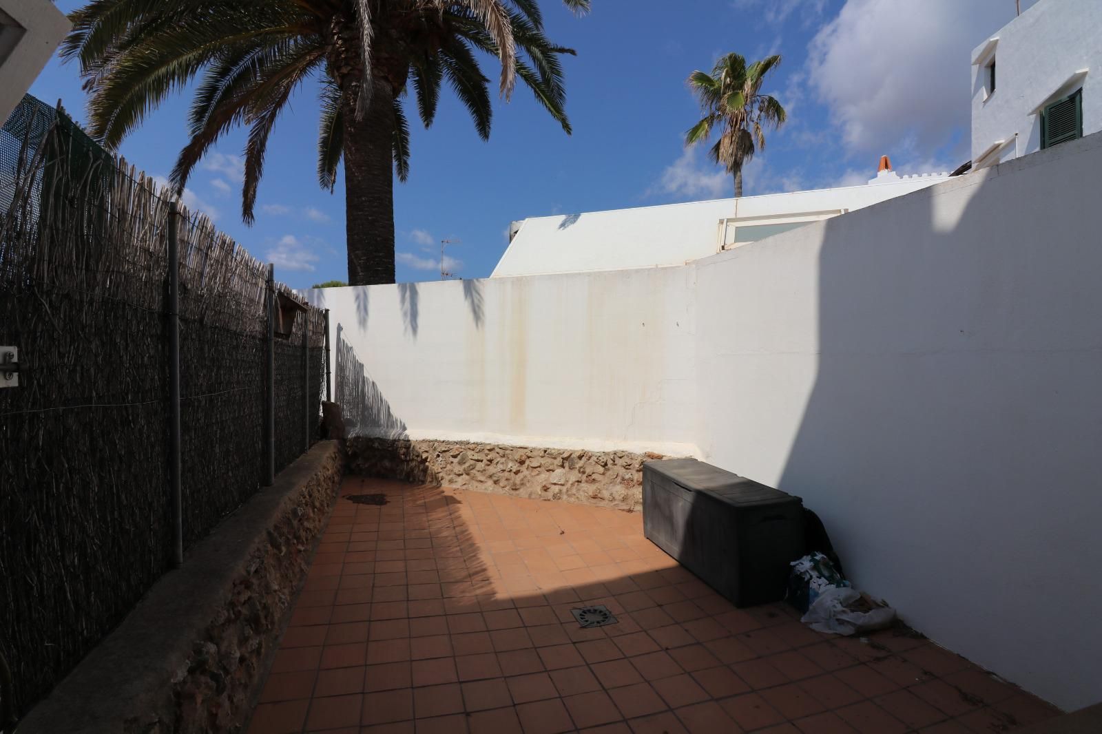 Vista exterior de Planta baixa en venda en Es Castell amb Jardí privat