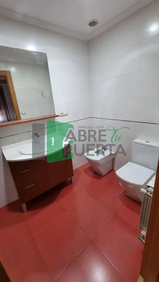 Badezimmer von Wohnung zur Miete in Allariz mit Heizung, Parkett und Möbliert